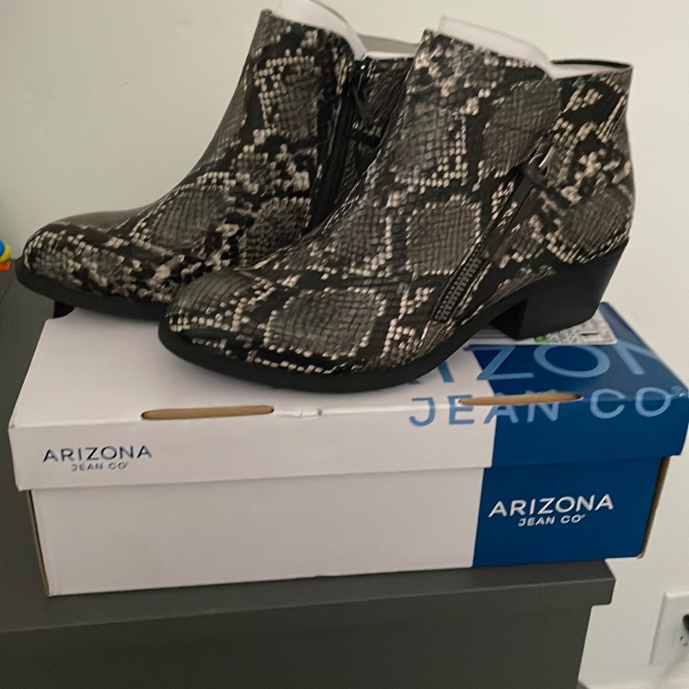 Snake print booties size 5 NWT